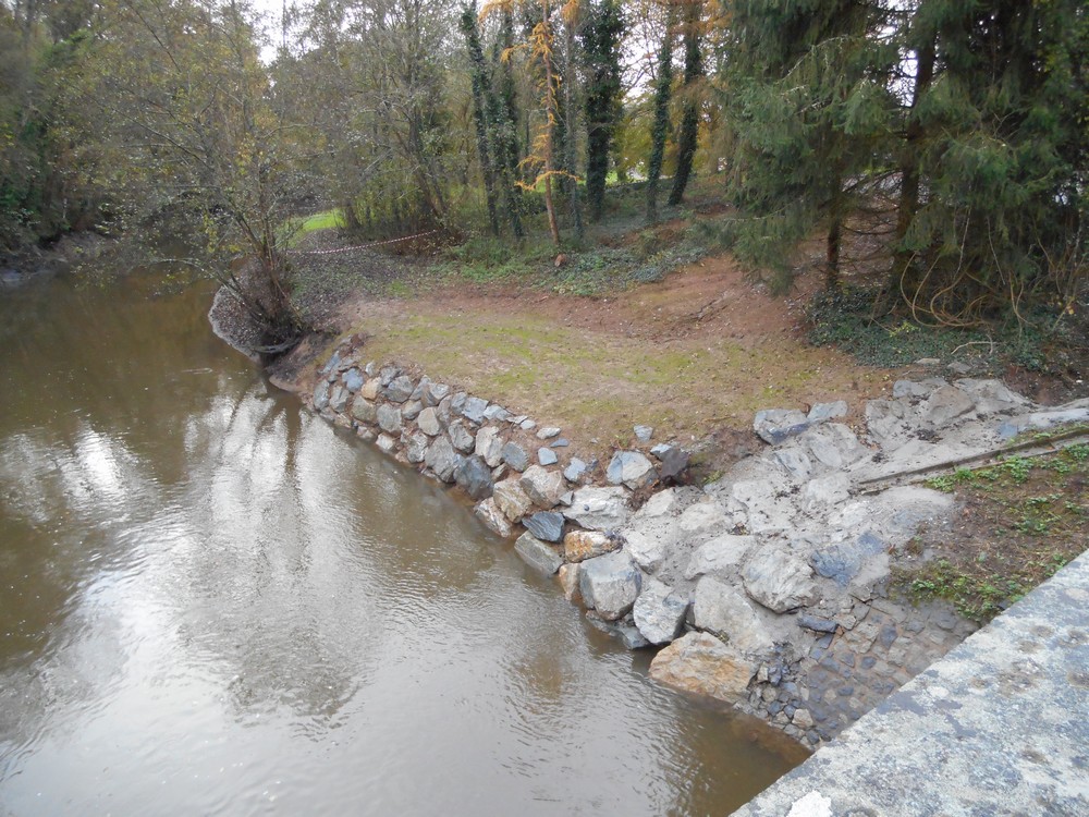 berge_en_enrochement_libres_dans_le_prolongement_d_un_ouvrage_de_soutenement_de_pont
